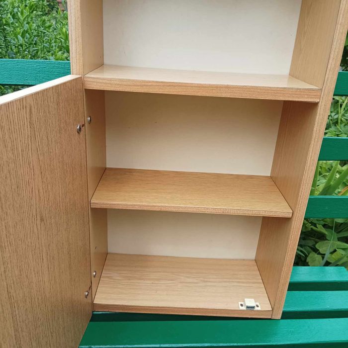 77. Mała szafka z półkami