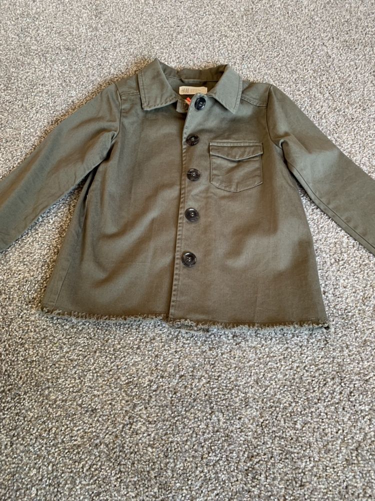 Kurteczka kurtka H&M 104 khaki napis hasło parka