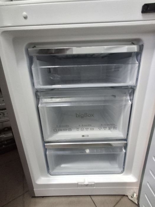 Холодильник Bosch model KGE39AI40