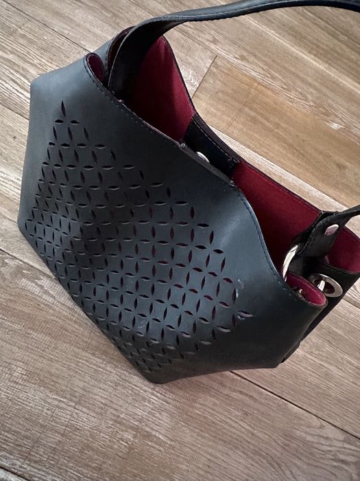 Велика чорна шкіряна сумка