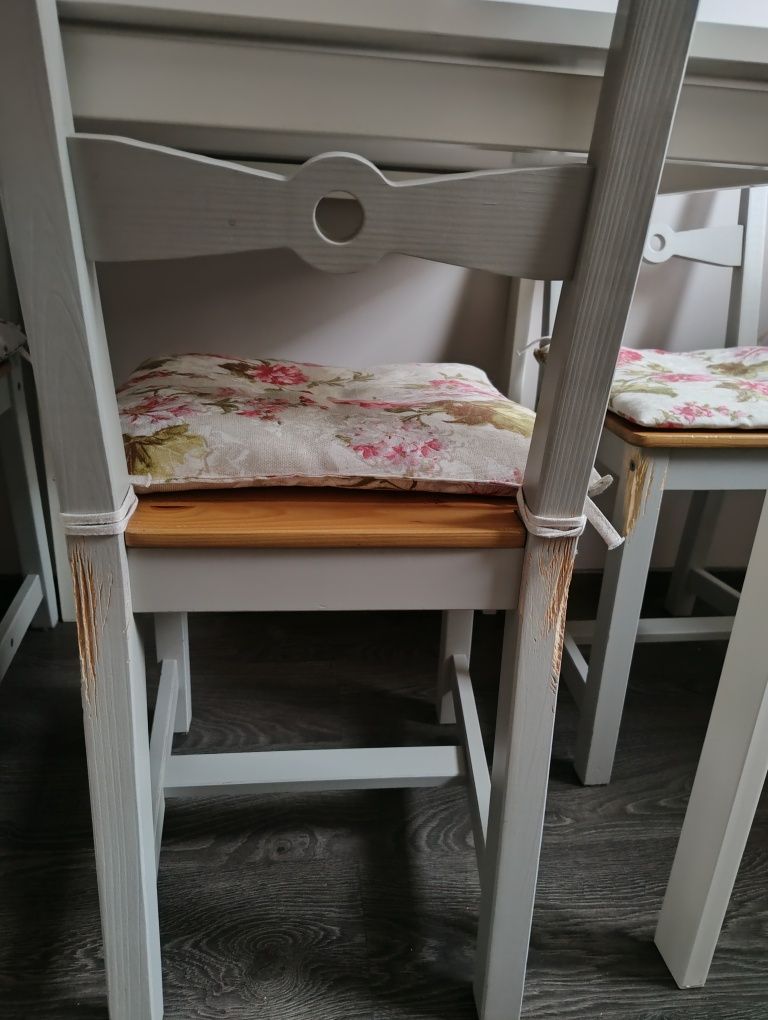 Stół z krzesłami