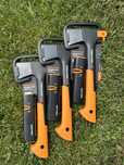 Сокира Fiskars x7 + точило для сокир і ножів X-sharp