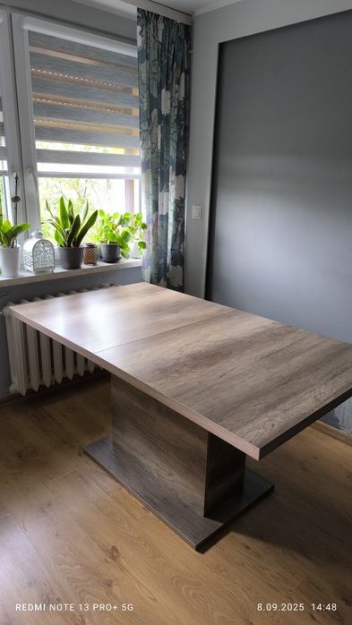 Używany stół do salonu