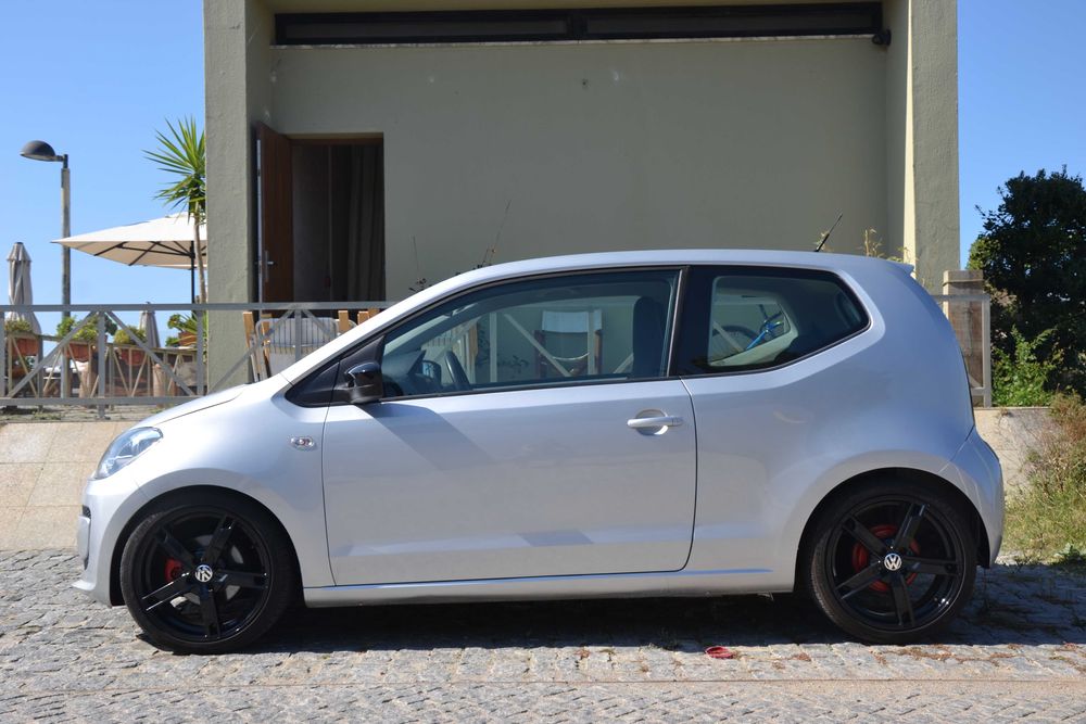 VW UP! Com vários componentes novos e extras.