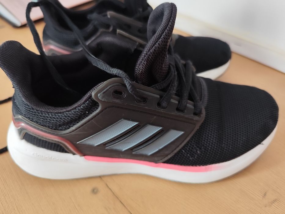 Кросівки адідас ,виготовлені з текстилю