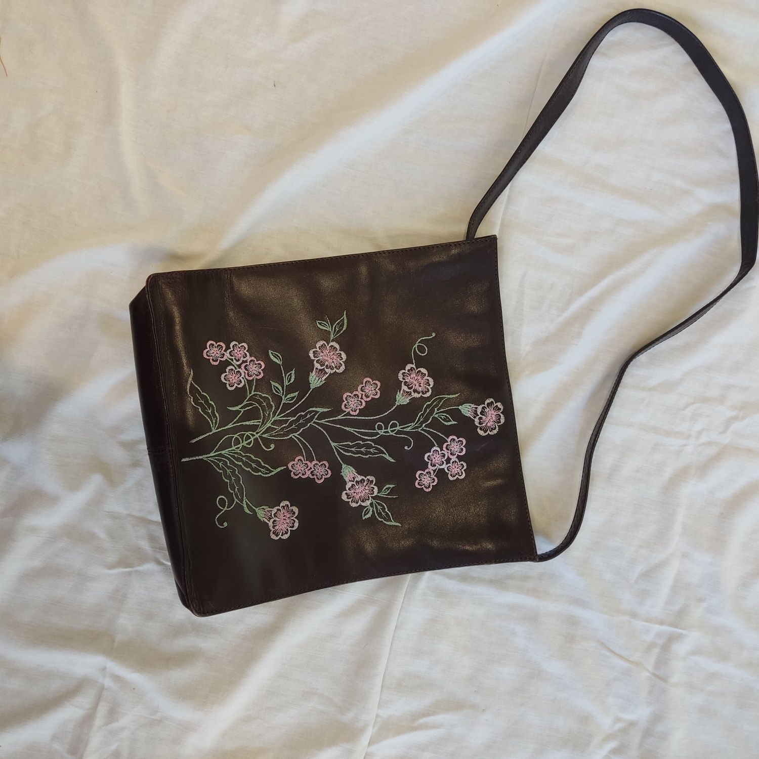 skórzana brązowa torebka w kwiaty Laura Ashley