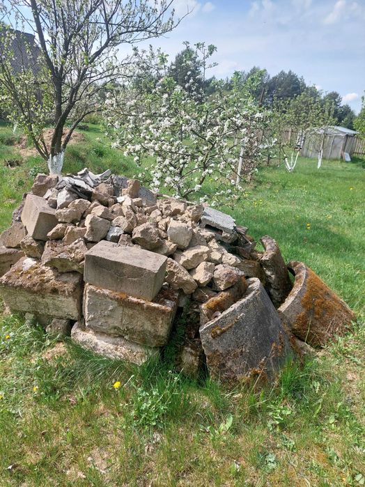 gruz, kamienie, cegły, kawałki betonu