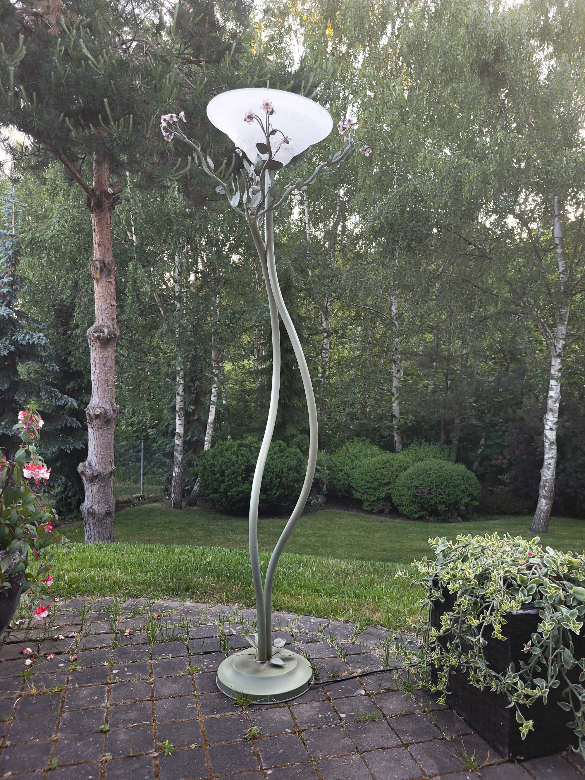 Lampa stojąca stylizowana na pnącze kwiatowe