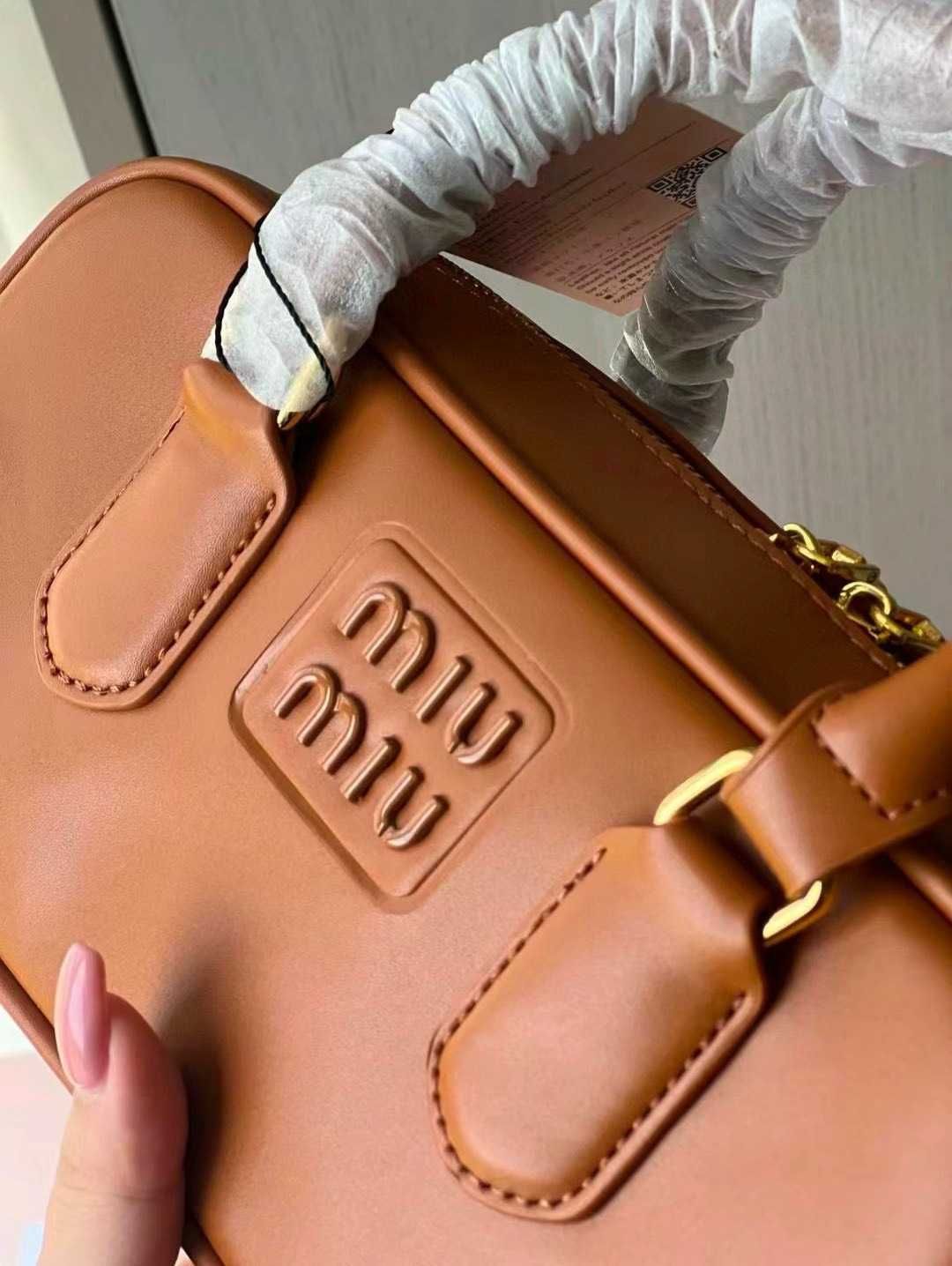 Aksamitny Brąz Miu Miu - Torebka z Ręcznie Szytymi Detalami