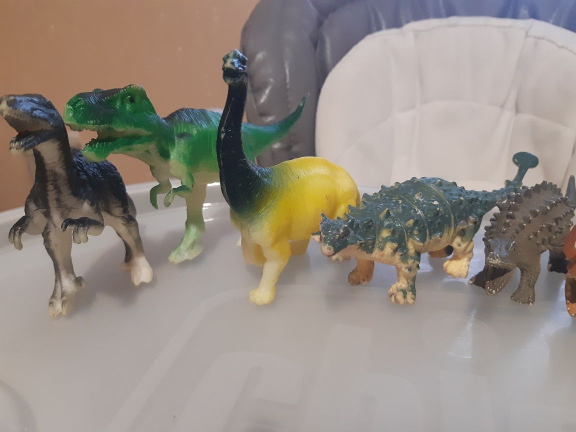Динозаври. Дуже багато різних.