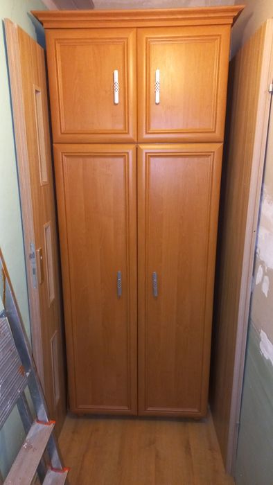 Szafa brązowa, składająca się z 2 części, z ozdobnym wykończeniem