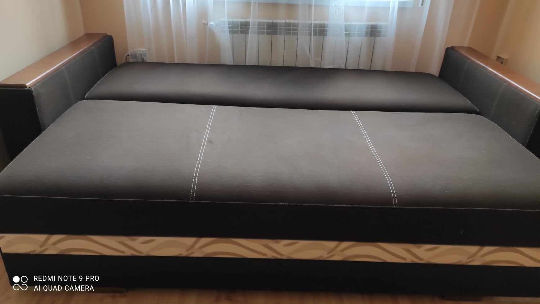 Kanapa sofa rozkładana z funkcją spania.
3 osobowa.
Duży pojemnik na p