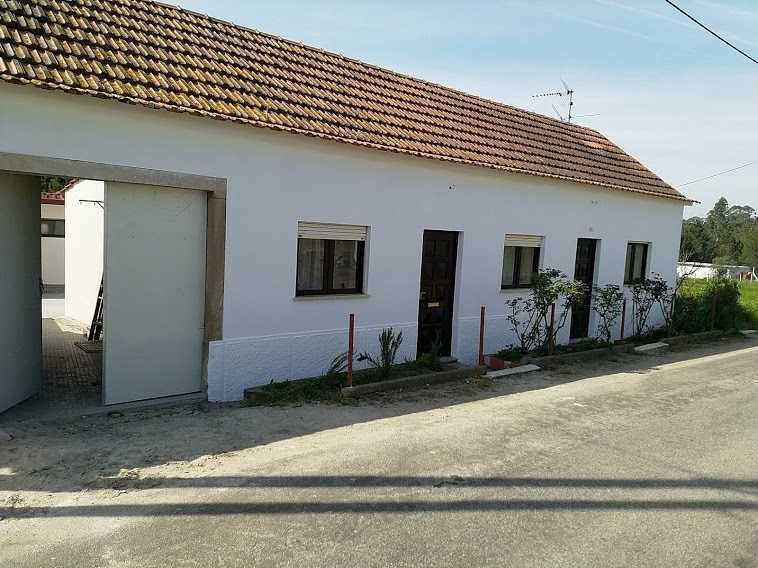 Arrenda-se moradia com 2 quartos