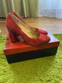 Красные замшевые туфли на каблуке