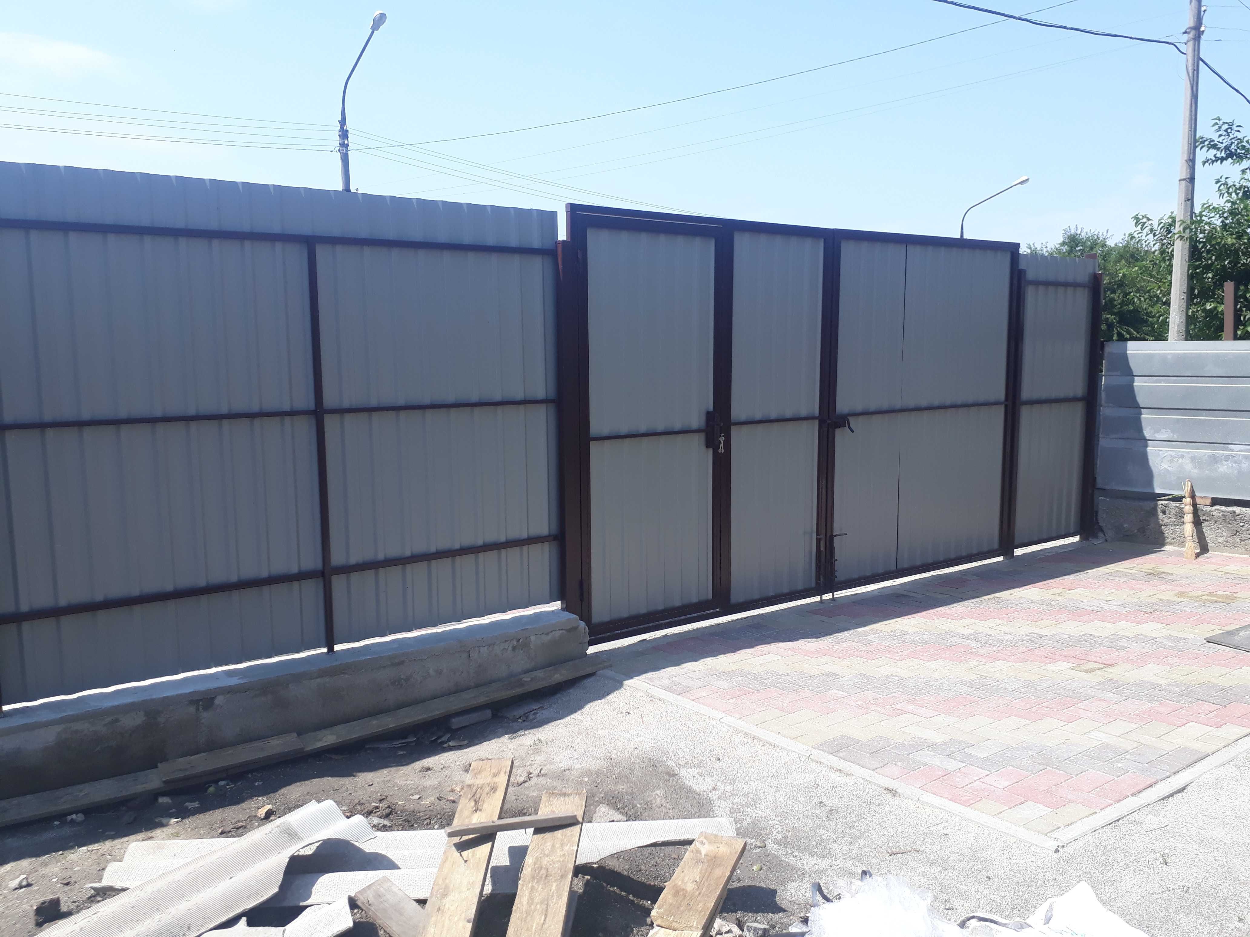 Монтаж забора из профнастила , устройство забора под ключ
