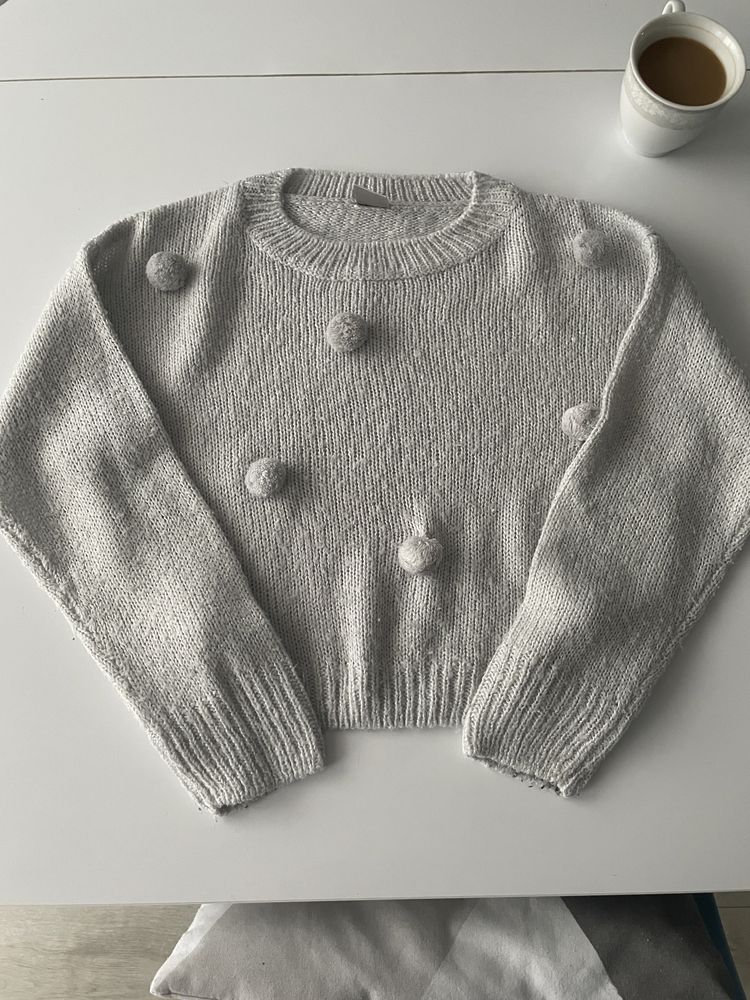 Sweter z pomponami r.122