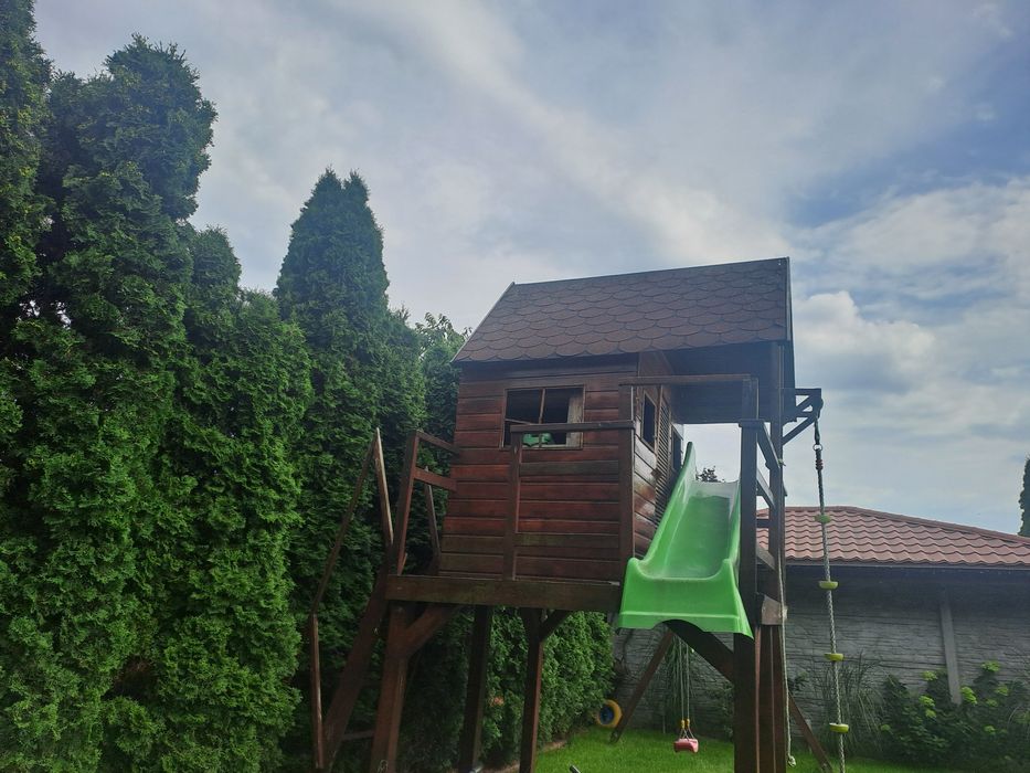 Domek drewniany do ogrodu ze ślizgiem lakierowanym