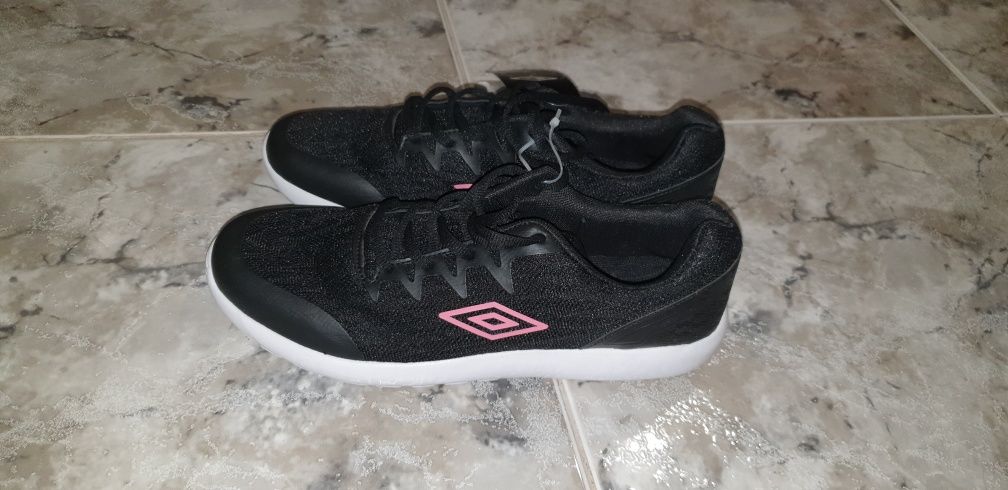 Sapatilhas / Tenis pretos e cor de rosa UMBRO tamanho 39 (novos)