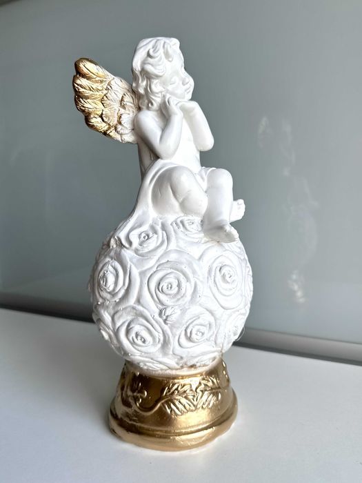 Статуетка "Ангел на Кулі» біло-золота 30см