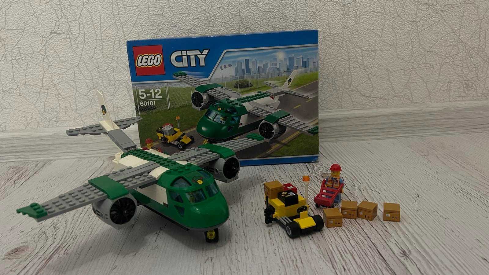 Конструктор LEGO Вантажний літак в Аеропорту (60101)