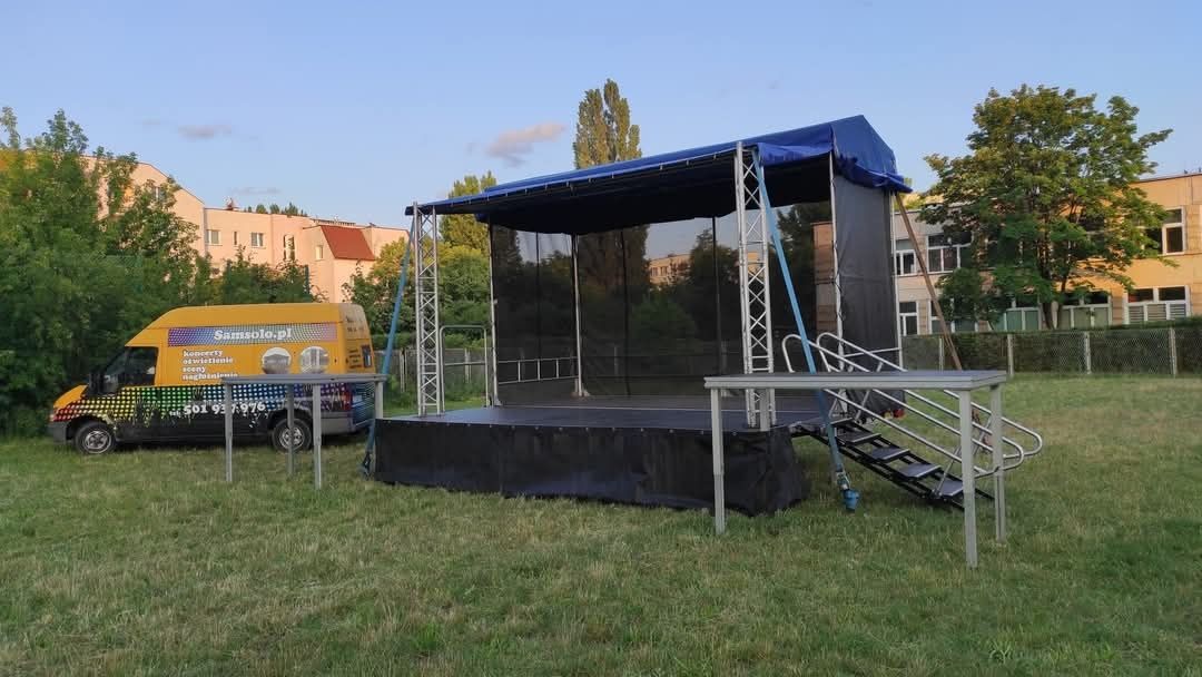 Scena mobilna 8x6 z techniką sceniczną