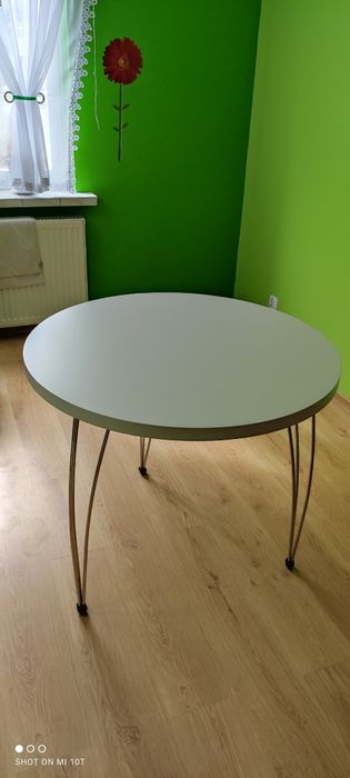 Stół. Nowy. Biały.