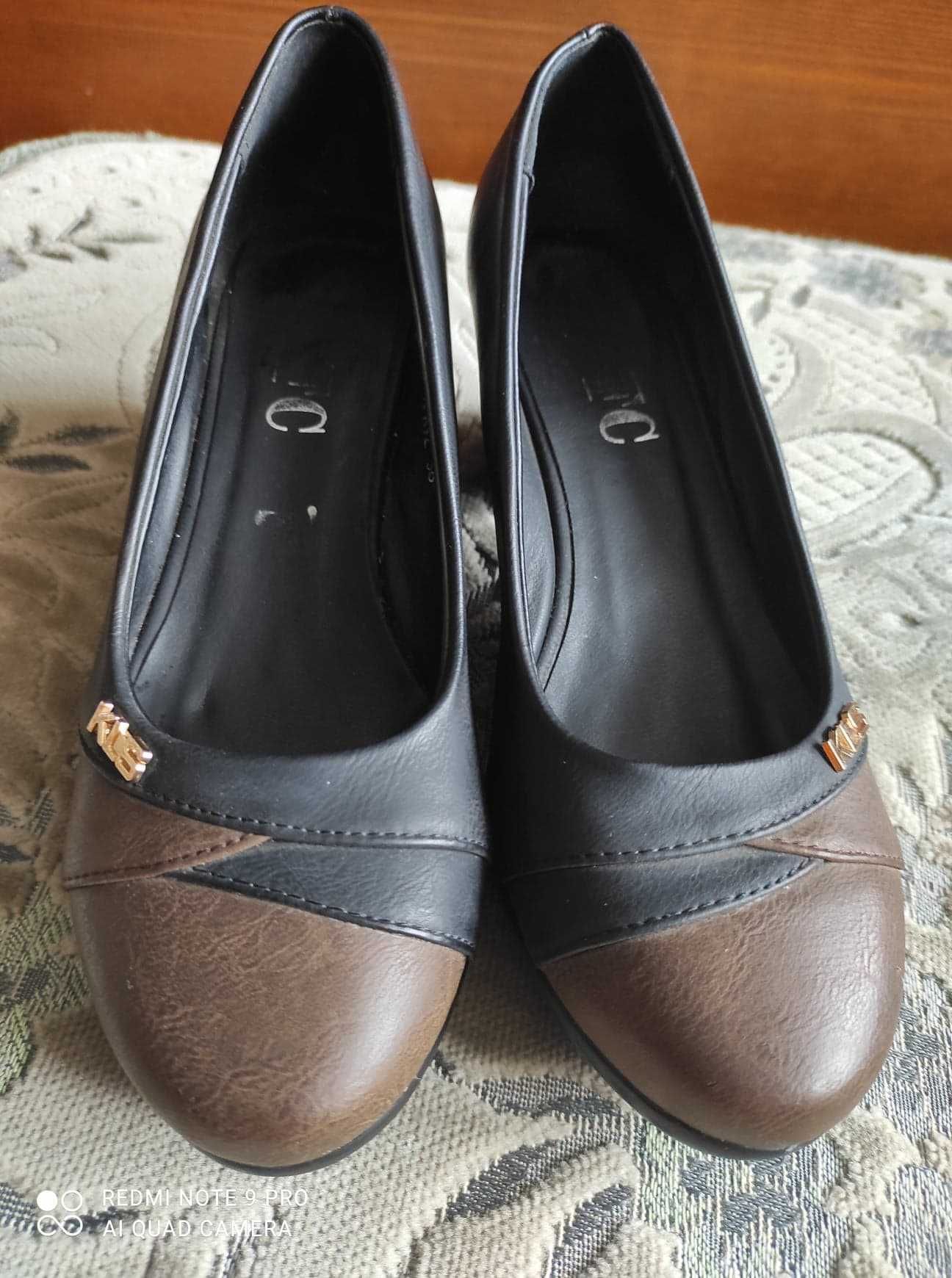 Brązowo-granatowe buty na stabilnym słupku