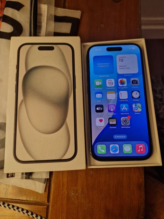 iPhone 15 com bateria a 87% em caixa