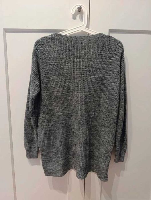 Szary dłuższy sweter z rozcięciami po bokach XS
