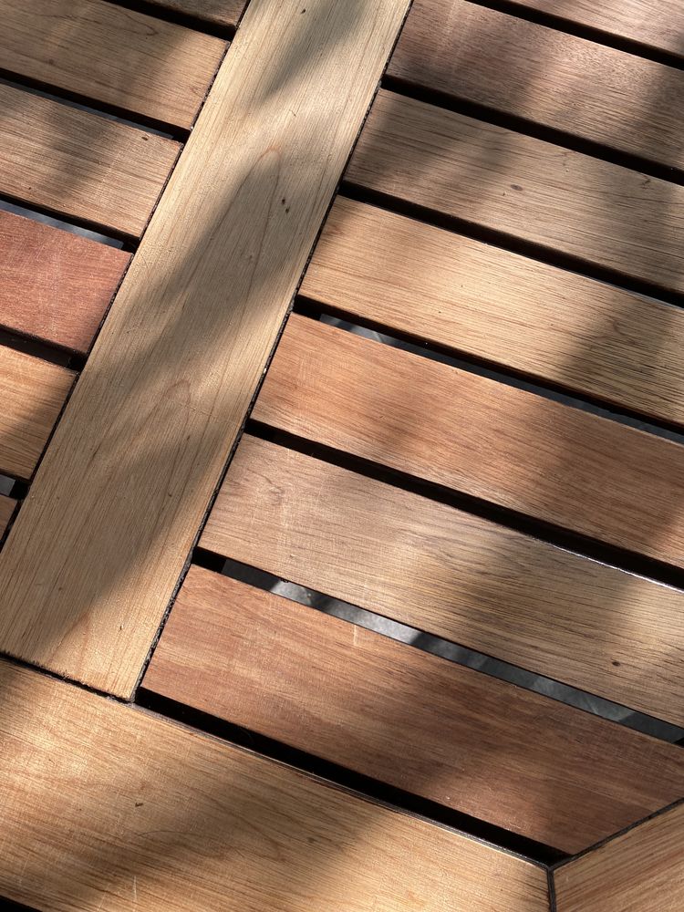Stół drewniany zewnętrzny odporny na warunki pogodowe