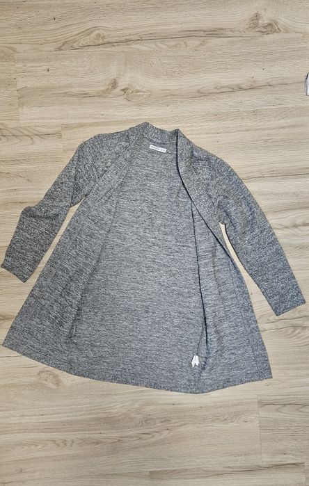 Dwie szare narzutki sweterki 134/140