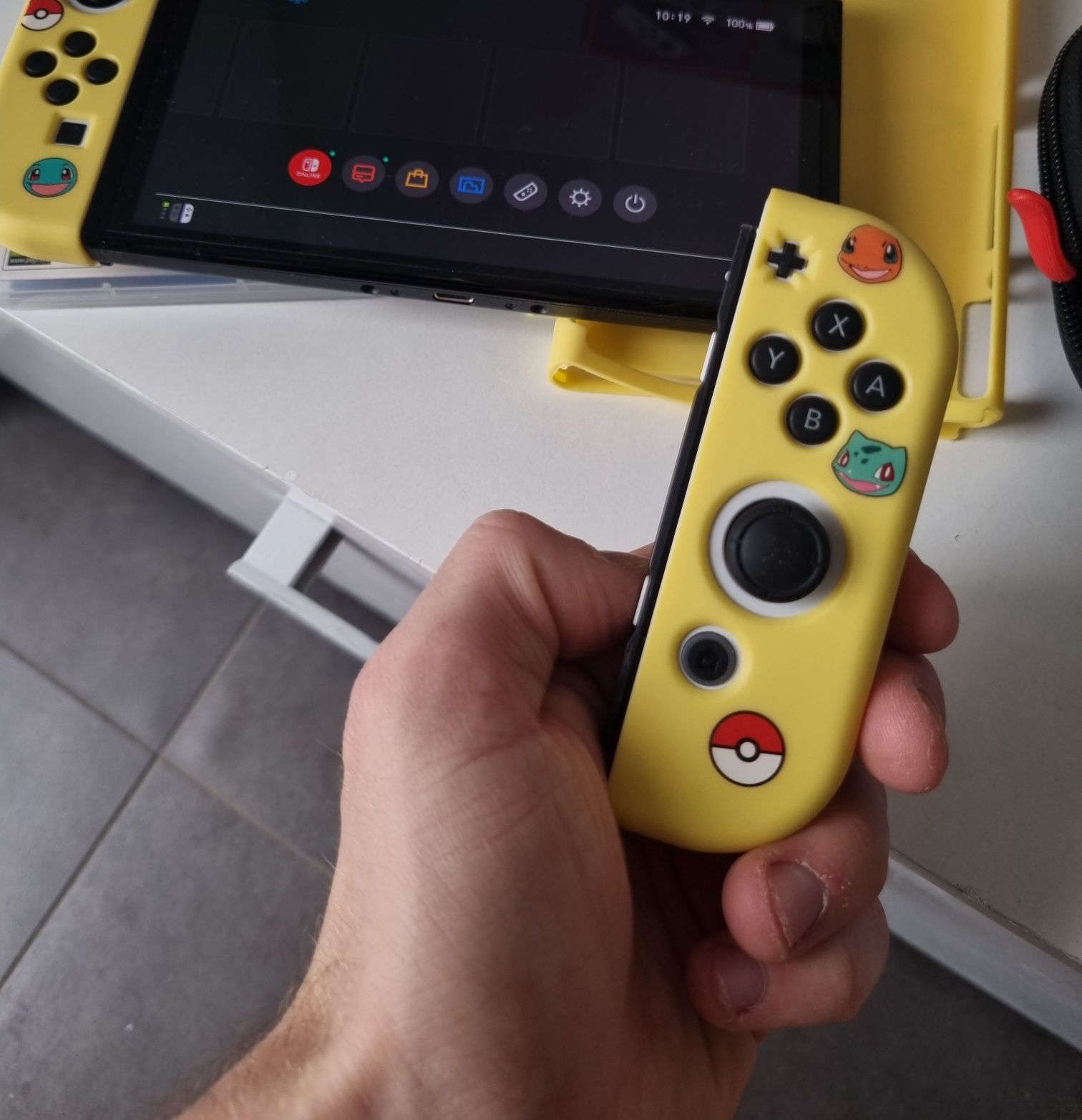 Nintendo Switch Oled + dodatki (gra pokemon, etui)