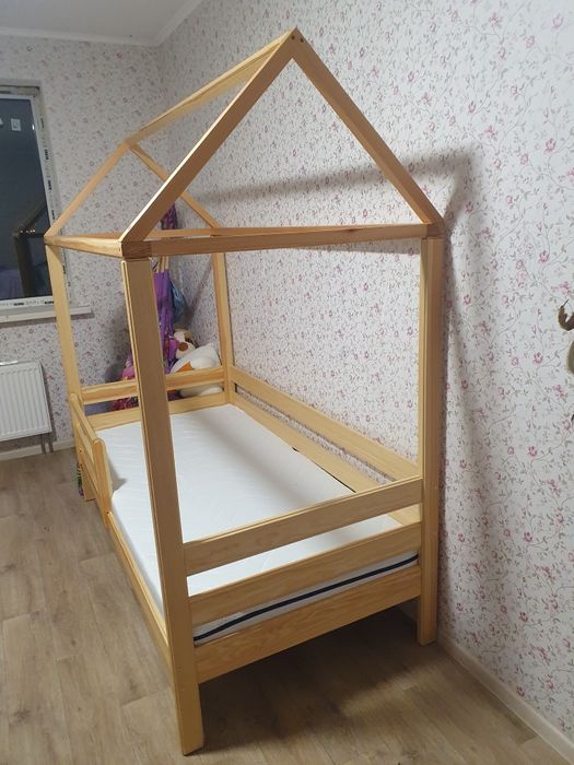Дитяче ліжечко-будиночок із натурального дерева