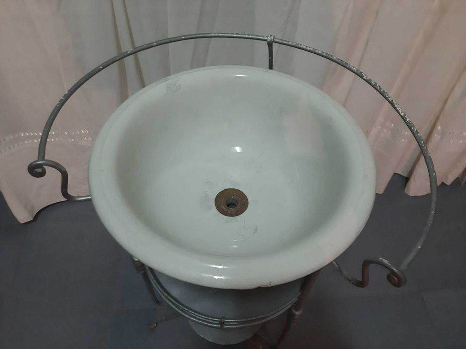 Lavatório vintage  em ferro com bacia em loiça cerâmica