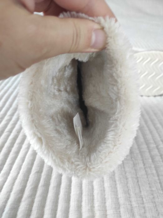 Уги на дівчинку.