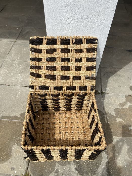 Cesto de rafia em bom estado