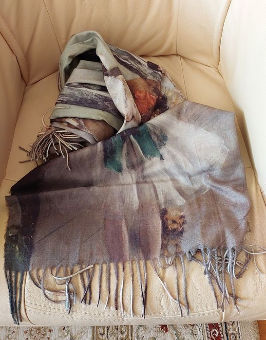 Продам жіночий шарф (палантин) з принтом