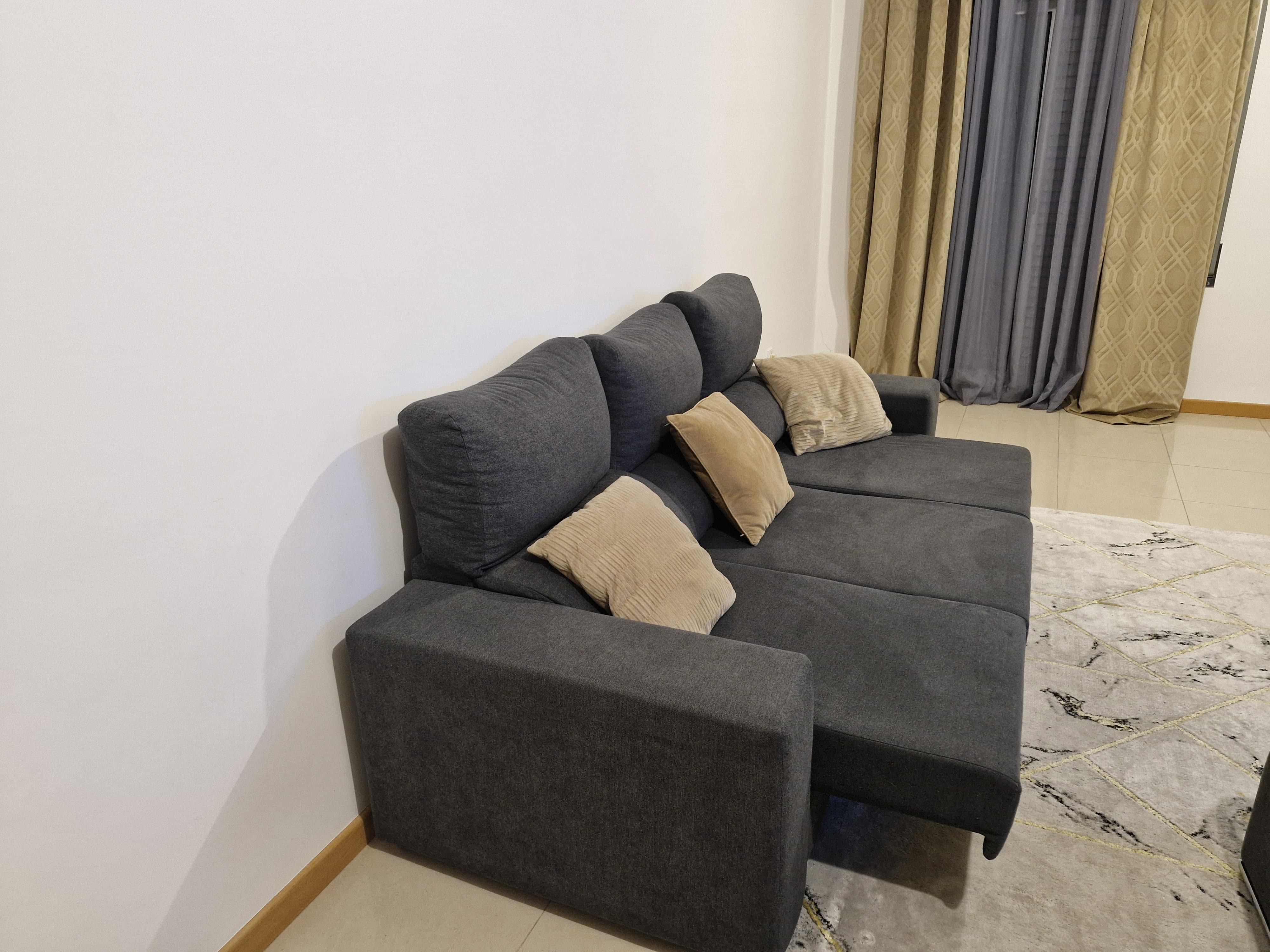 Sofá chaise long  e móvel moderno de sala