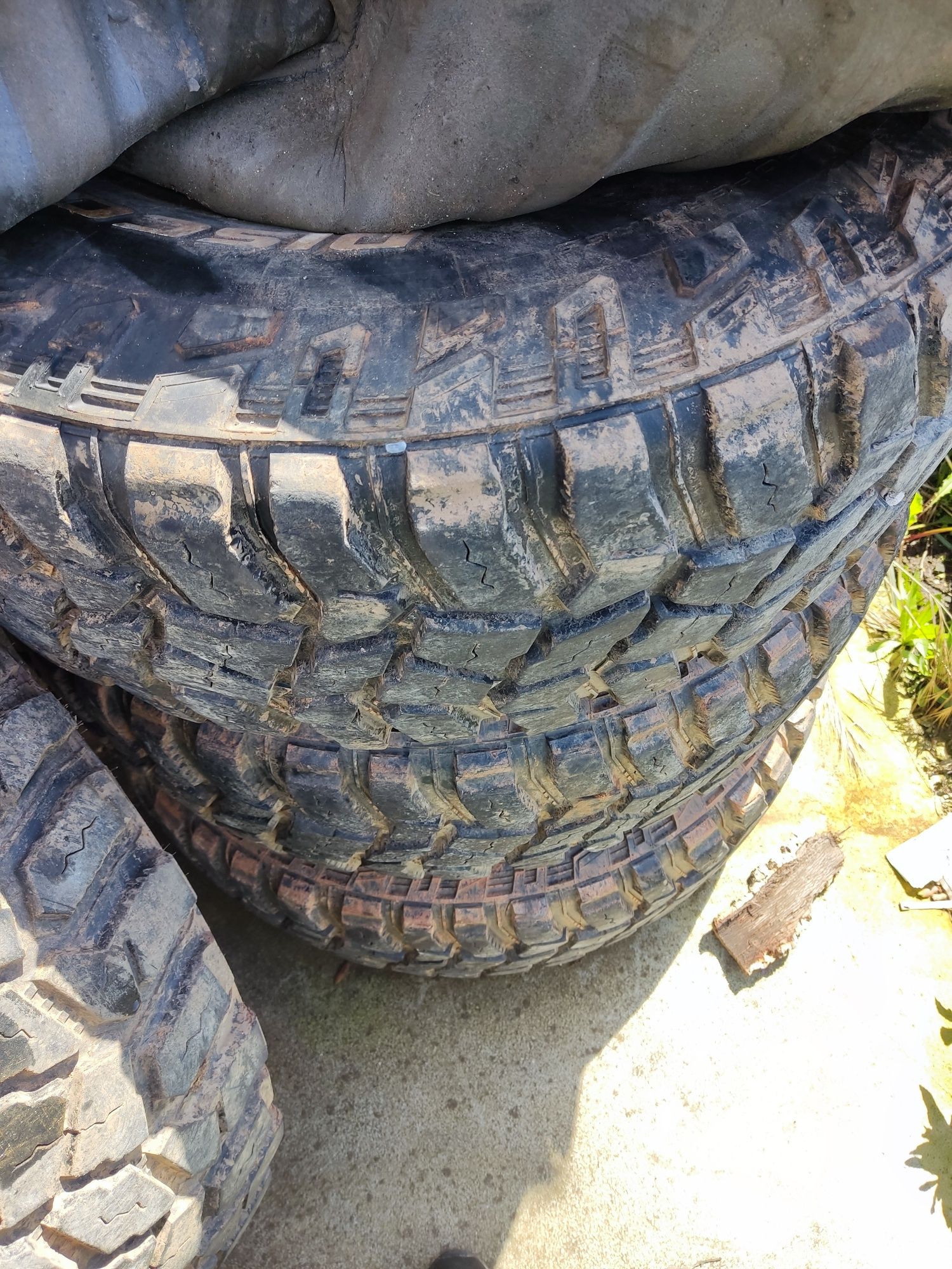 Pneus e jantes  315/75/16 equivalente a 35