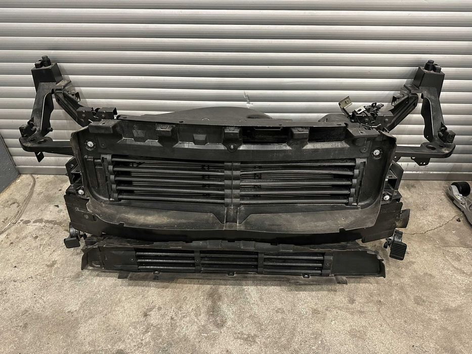 Volvo XC40 рестайл дорестайл, панель передняя, радіатори, телевізор