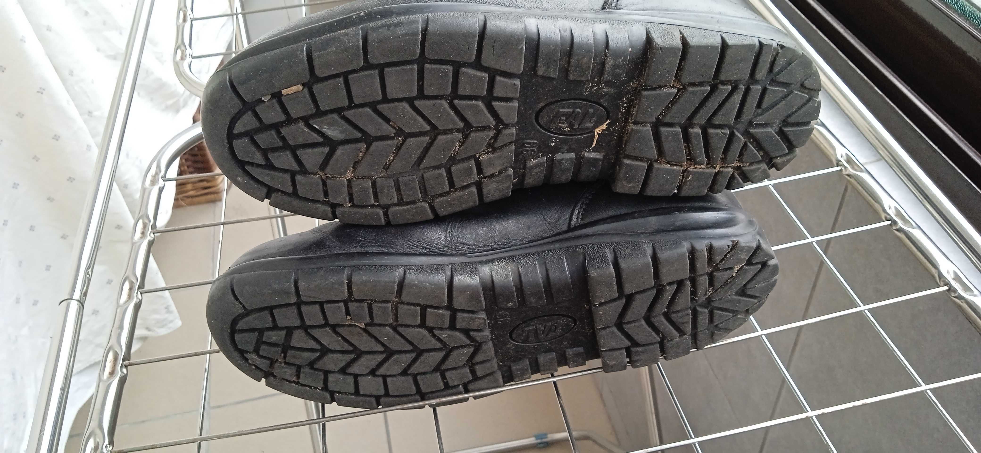 botas da tropa em bom estado e com muito piso Nos. 37 - 41 - 44.