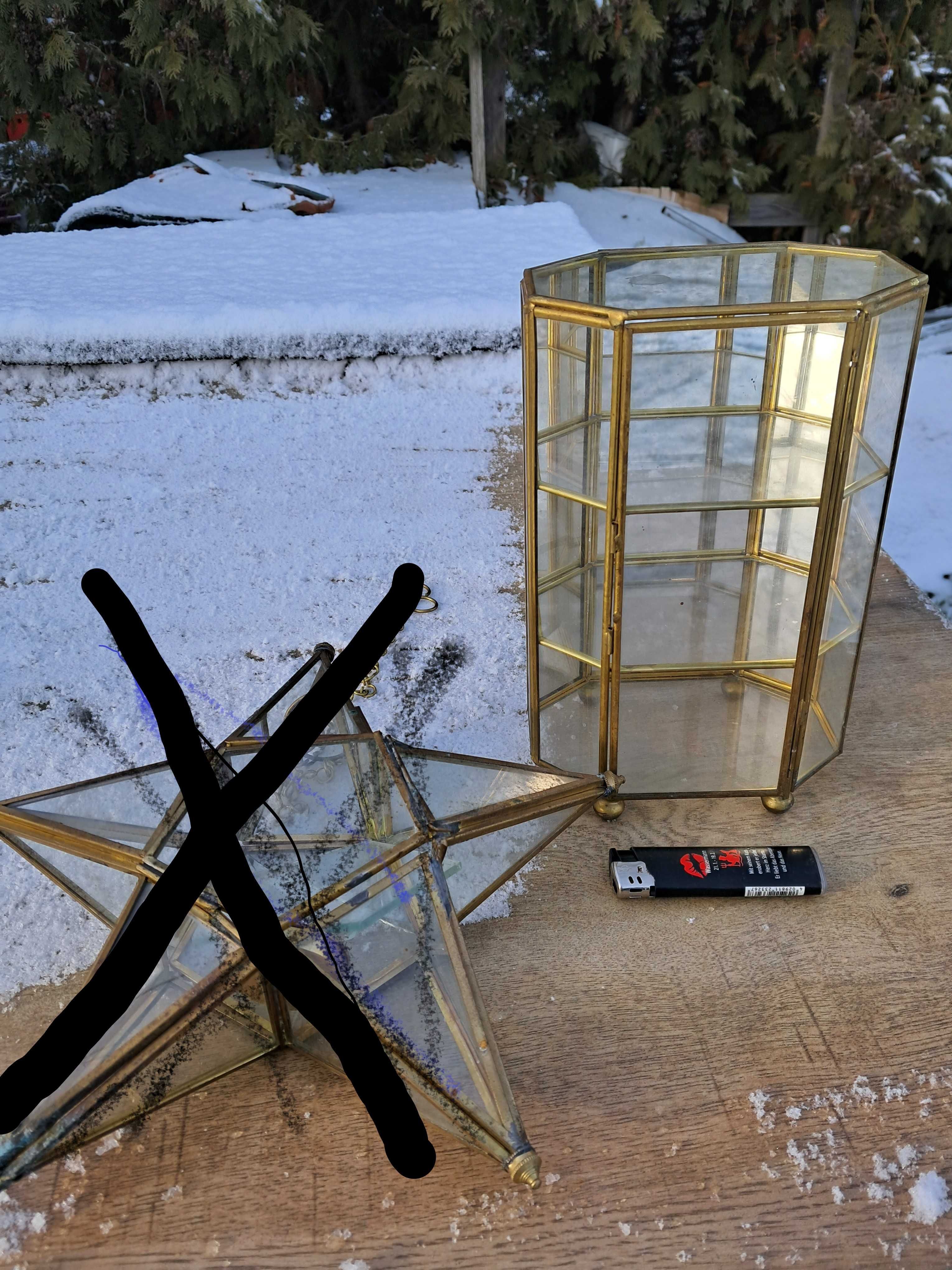 Stary mały pojemnik otwierany