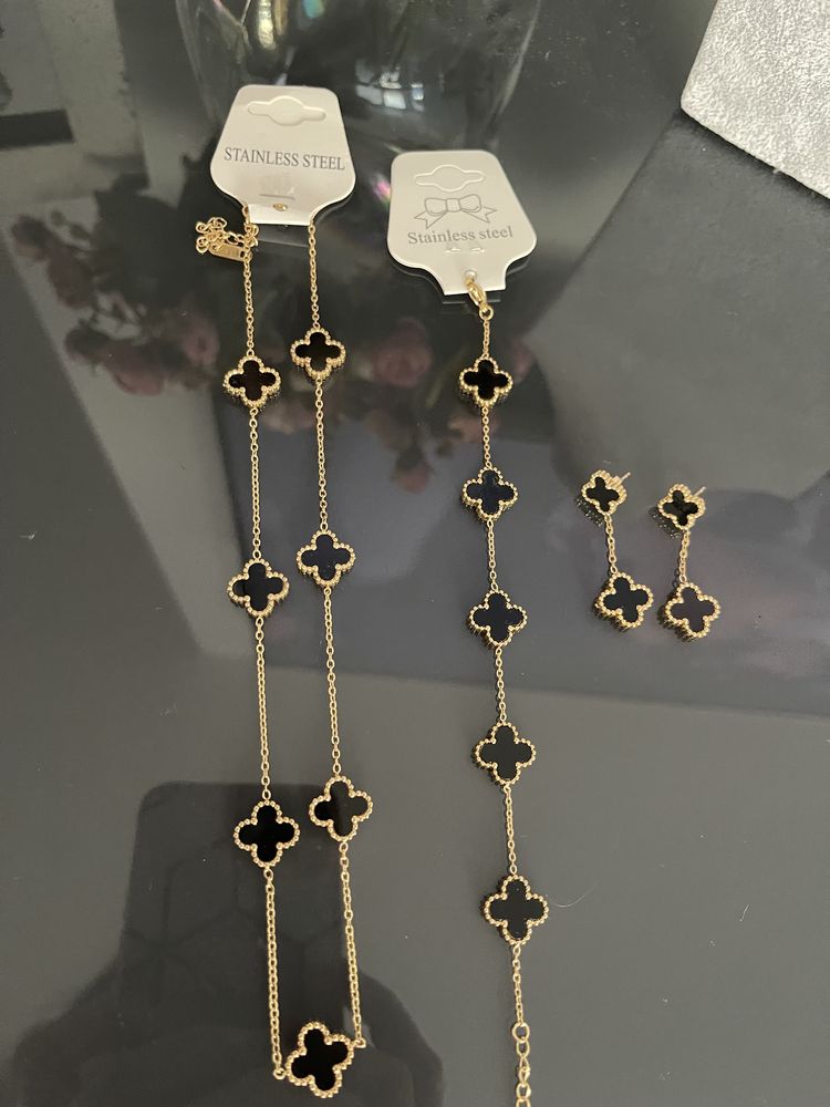 Złoty komplet biżuterii czarna koniczyna dwustronna