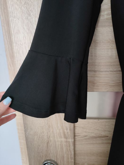 Czarny kombinezon krótki z szerokimi rękawami z przekładanym dekoltem