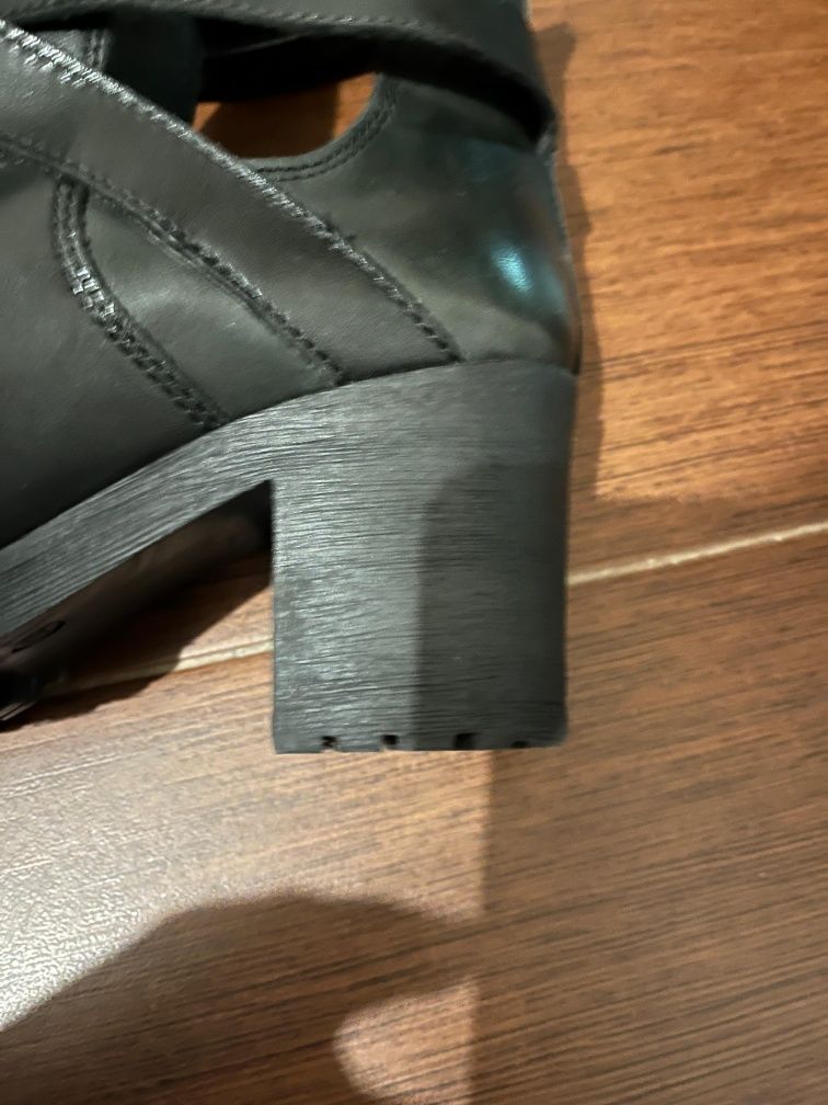 Botas em pele 40 em ótimas condições usados