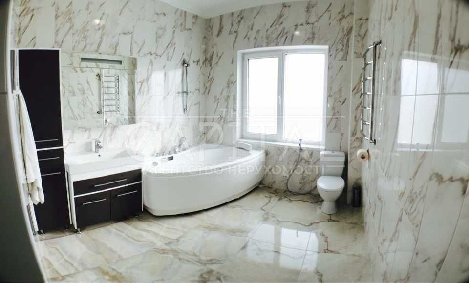 ОРЕНДА Великий сімейний будинок з терасою та камінном поруч із метро!