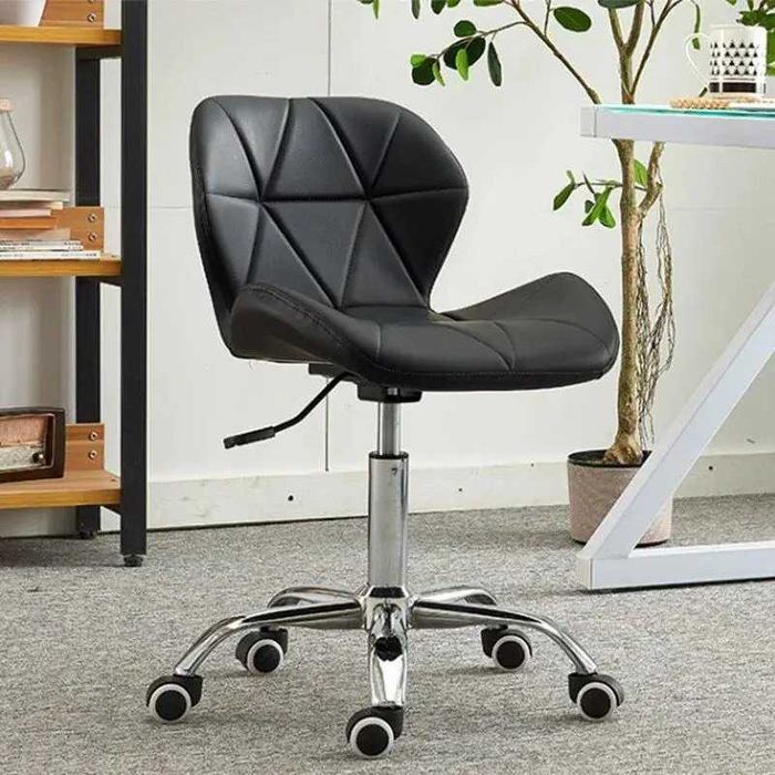 Черный офисный стул на колесиках / Черное кресло компьютерное