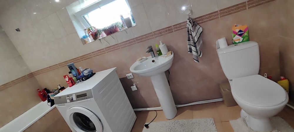 Новий двоповерховий цегляний будинок.4 кімнати.Гараж.10 соток землі