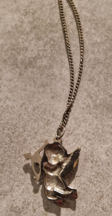 Srebrny naszyjnik z aniołkiem amorkiem