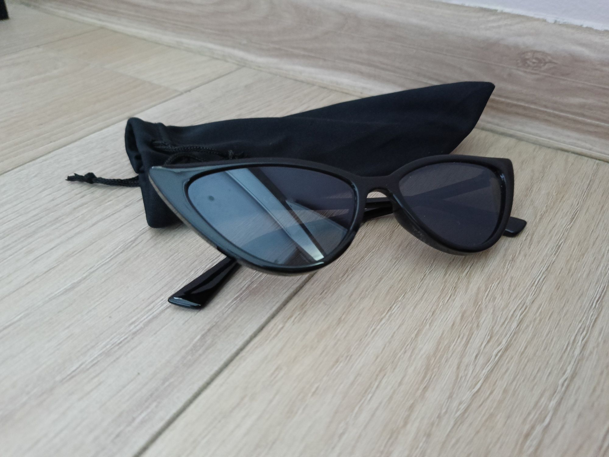 Czarne okulary przeciwsłoneczne kocie oko